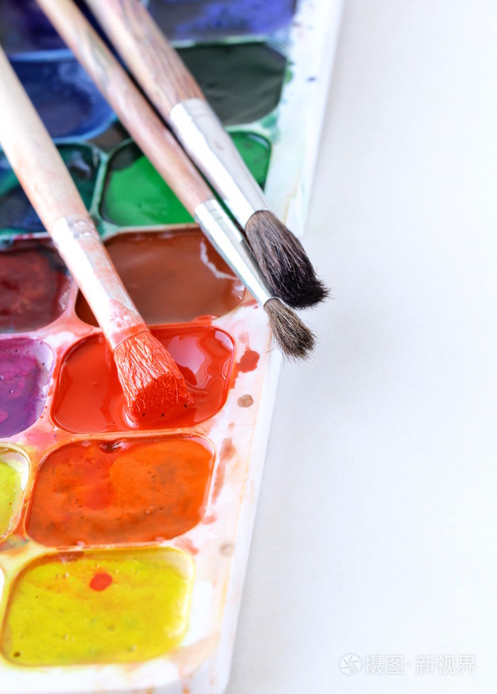 水彩颜料和画笔-艺术的概念
