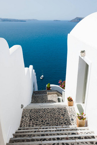 希腊圣托里尼岛上的白色建筑。美丽的夏日风景，海景房