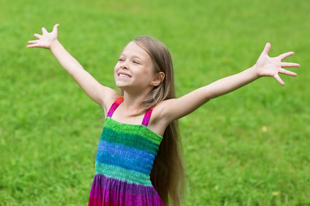 小孩伸开双手图片