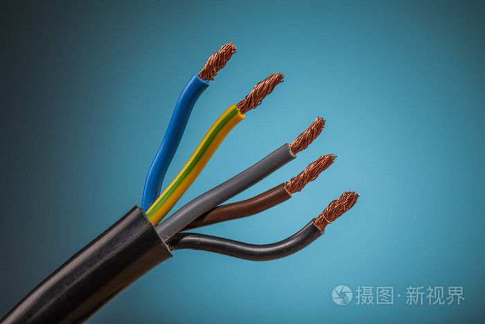 在蓝色背景上的电线