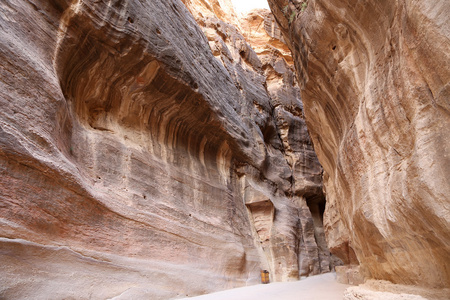 1.2 公里长路径 作为 Siq 城佩特拉，Jordan   它是符号的 Jordan，Jordan 的访问量最大的旅游