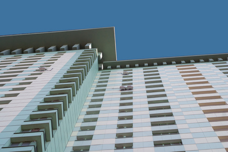 现代高层公寓上最清晰的蓝天自下而上的视图