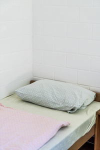 卧室内的床饰舒适枕头图片