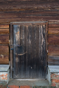 带锁的老木门。老红屋子的地基