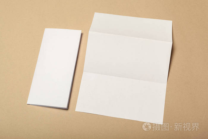 用于在米色背景上进行模拟的空白纸件照片-正版商用图片0a9yy0-摄图新