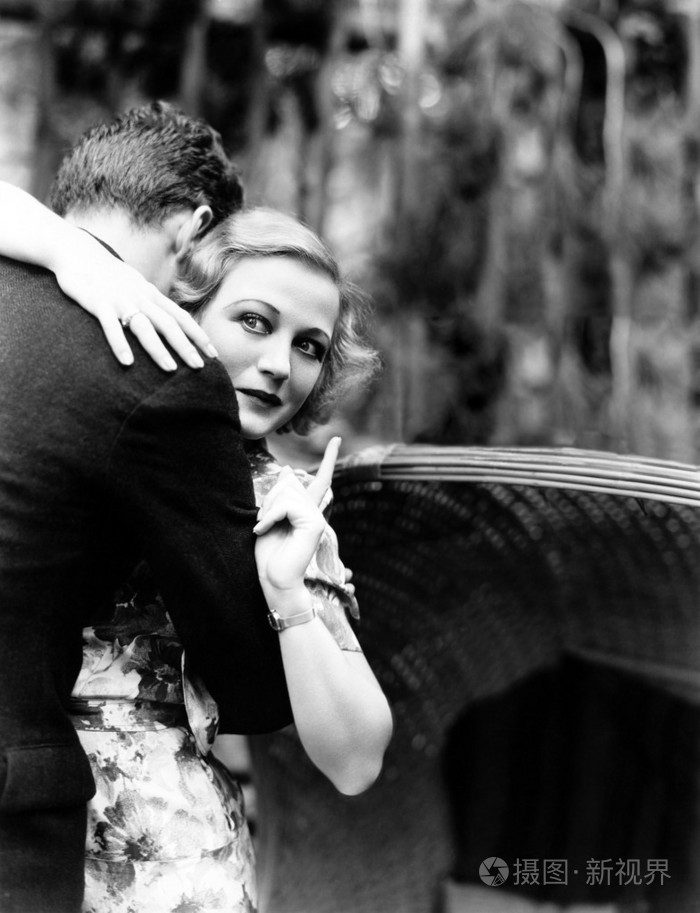 年轻女子拥抱一个人和朝信息委员会