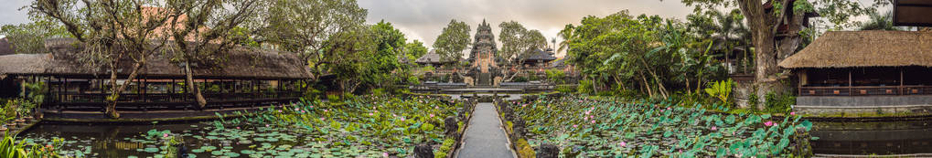 印度尼西亚巴厘岛普拉 Kemuda 萨拉斯瓦蒂寺全景。横幅, 长格式