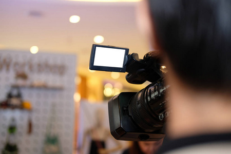专业视频制作摄像机在舞台上记录现场直播事件。电视社交媒体广播研讨会会议