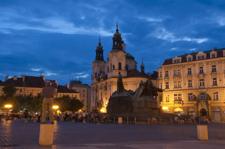 旧的老城广场夜间在布拉格中心