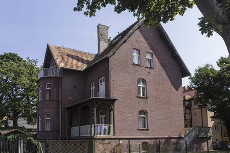 旧砖别墅。艺术新兴 风格。第二十世纪的开始。克雷尼察 Morska Kalberg 的度假城。波罗的海海岸