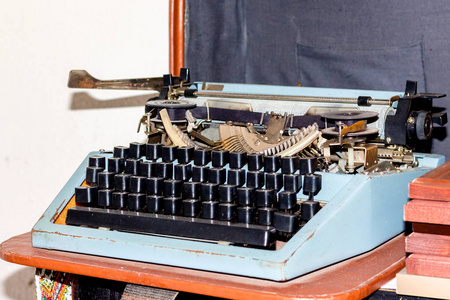 旧打字机在其他旧东西之间
