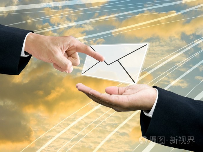 发送和接收邮件与尼斯多云的天空