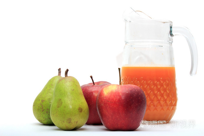 投手的果汁梨苹果和香蕉在白色的背景上