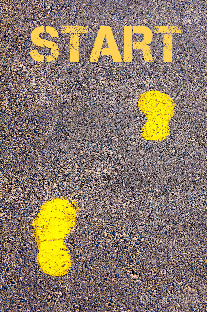 黄色的脚步声在人行道上走向启动消息