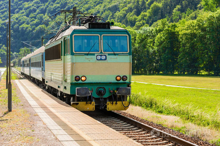 一列火车穿过绿色山谷.在捷克共和国的铁路运输.