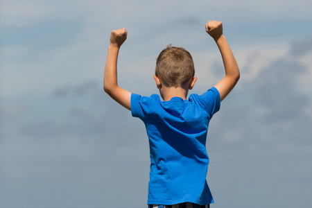 紧握拳头的男孩图片-紧握拳头的男孩素材-紧握拳头的