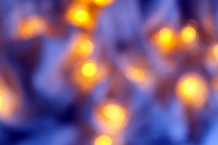 背景模糊蓝蓝灯的圣诞树花环在黑暗中。复制空间