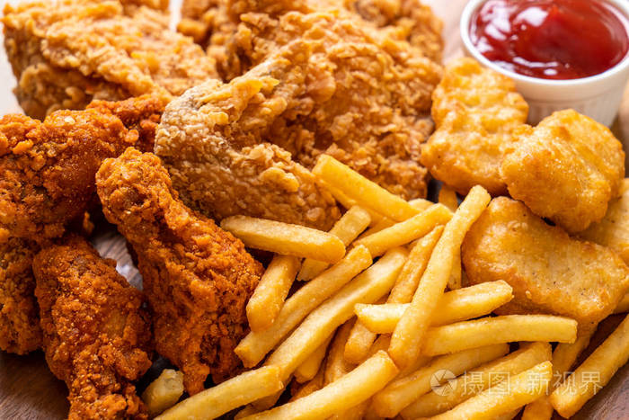 炸鸡配薯条和掘金餐-垃圾食品和不健康食品照片-正版商用图片0aaaae-
