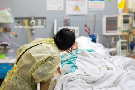 医院重症监护病房 (icu) 病房的病人病床上感染了80s 岁的老年患照片