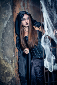 恐怖恐怖片一个年轻的女巫的画像.万圣节恐怖片照片