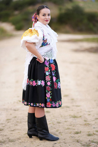 年轻美丽的斯洛伐克妇女在传统服装。秋季肖像