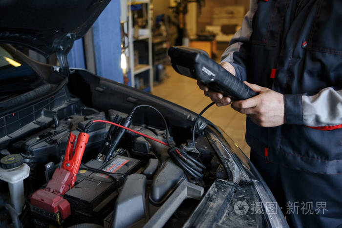 汽车修理工检查车子电池电压