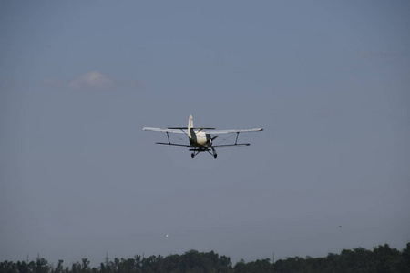 飞机农业航空 An2。喷洒肥料和杀虫剂在领域与航空器