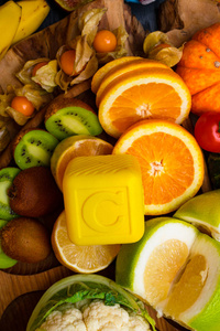 在木板上的高维生素 c 食物, 黄色立方体, 健康饮食。节食