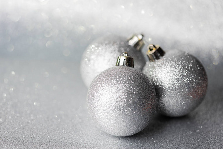 银色圣诞节球在闪闪发光的背景与白色拷贝空间