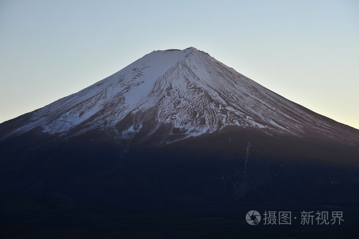 夕阳照耀着富士山