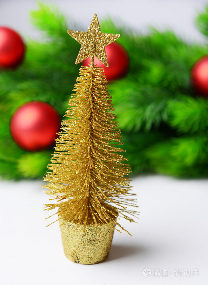 装饰圣诞树冷杉的树枝上白色孤立