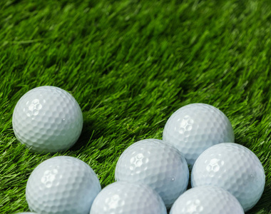 高尔夫球在绿色草地上