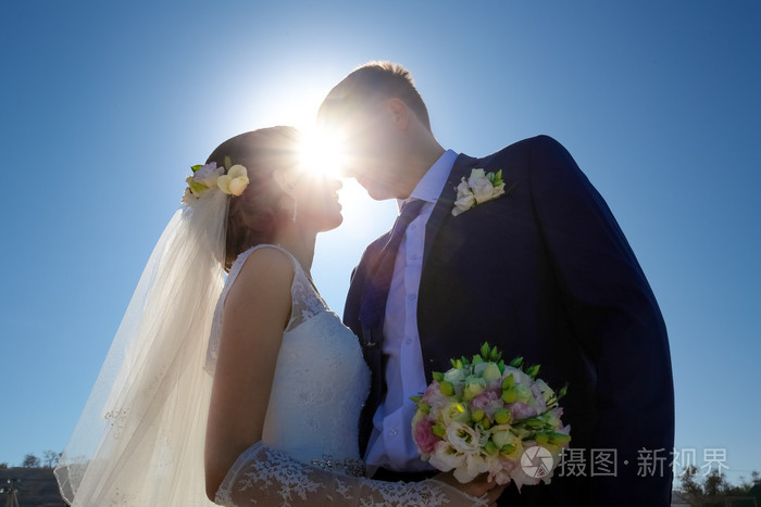 婚禮當天新郎打新娘_新郎新娘辦僅6人婚禮_新娘結婚前8天遇害 新郎抱遺照殯儀館辦婚禮圖片