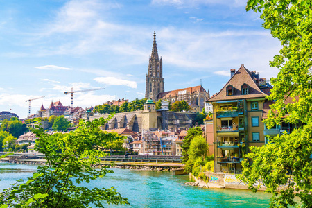 美丽的建筑在伯尔尼城市和 berner 在瑞士的芒斯大教堂伯尔尼斯特