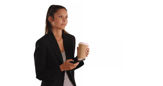 女商人发短信和拿着纸去咖啡杯在白色背景