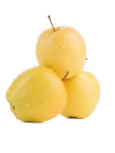 三多汁, 新鲜和有机黄苹果在白色背景下分离。富含维他命的健康水果