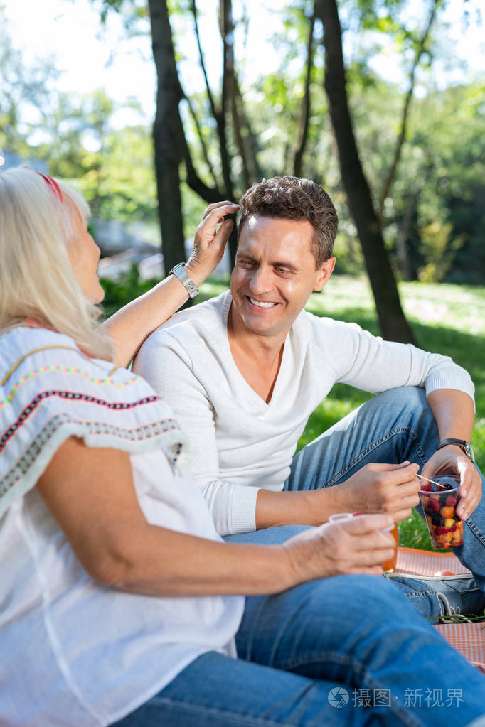 善良的年轻男性花时间与他的母亲