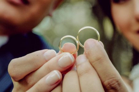 结婚戒指在他们的手指与新娘和新郎