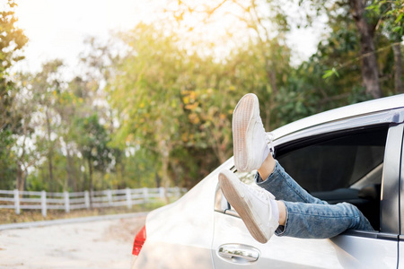 花周末在 roadtrip 汽车度假的概念。车窗外的女人鞋在云层上方。概念自由, 旅行和假日图片以拷贝空间