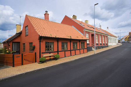 丹麦 Bornholm Hasle 的传统彩色半灰泥房屋