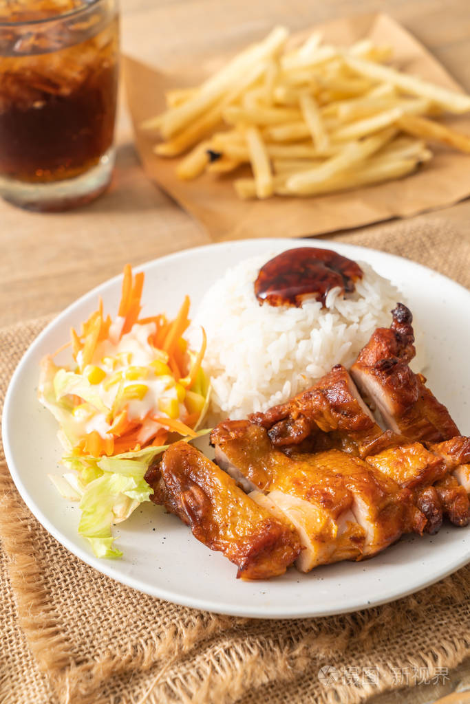 烤鸡配铁烧酱米饭和沙拉