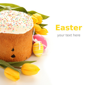 复活节面包，彩色鸡蛋，白色背景上的黄色郁金香