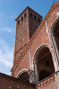 米兰, 伦巴第, 意大利。桑坦布罗乔教堂的钟楼。在圣安布罗戈教堂里, 有米兰圣安布罗斯的遗物, 也有格瓦修斯和普罗塔修斯烈士的遗