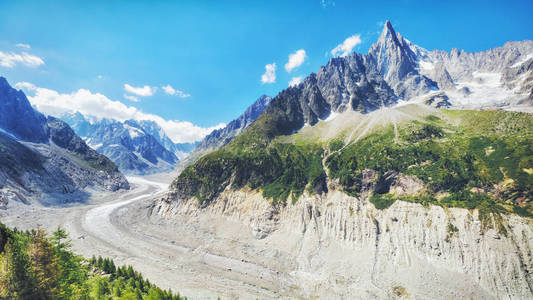 夏天去美丽的法国阿尔卑斯山旅行