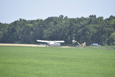 飞机农业航空安2。在飞机的田间喷洒化肥和杀虫剂。再充肥 an2