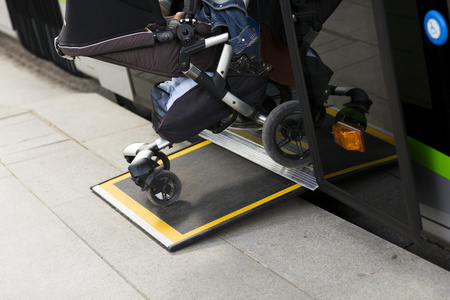 访问坡道的残疾人和婴儿在一辆公共汽车