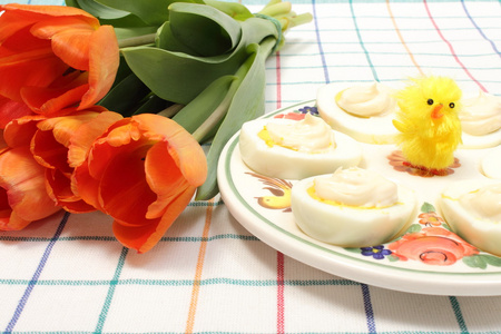 鸡蛋，蛋黄酱，复活节装饰的两半
