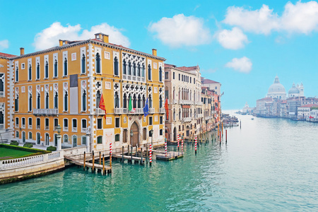 威尼斯大运河在晴朗的天空下