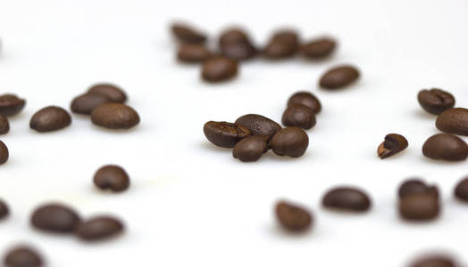 烤的咖啡豆隔离在白色背景上