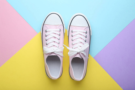 彩色背景双粉红色运动鞋